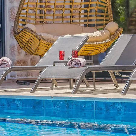Saribelen Village 2 Bedroom With Private Garden And Pool